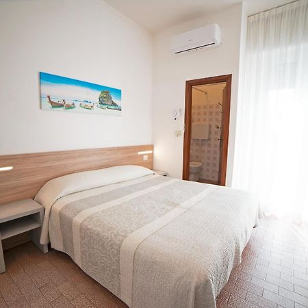 Hotel Mara Ріміні Екстер'єр фото
