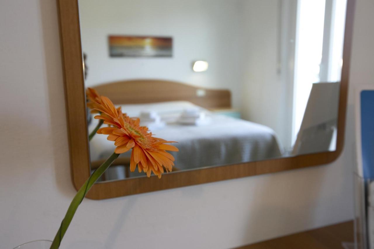 Hotel Mara Ріміні Екстер'єр фото